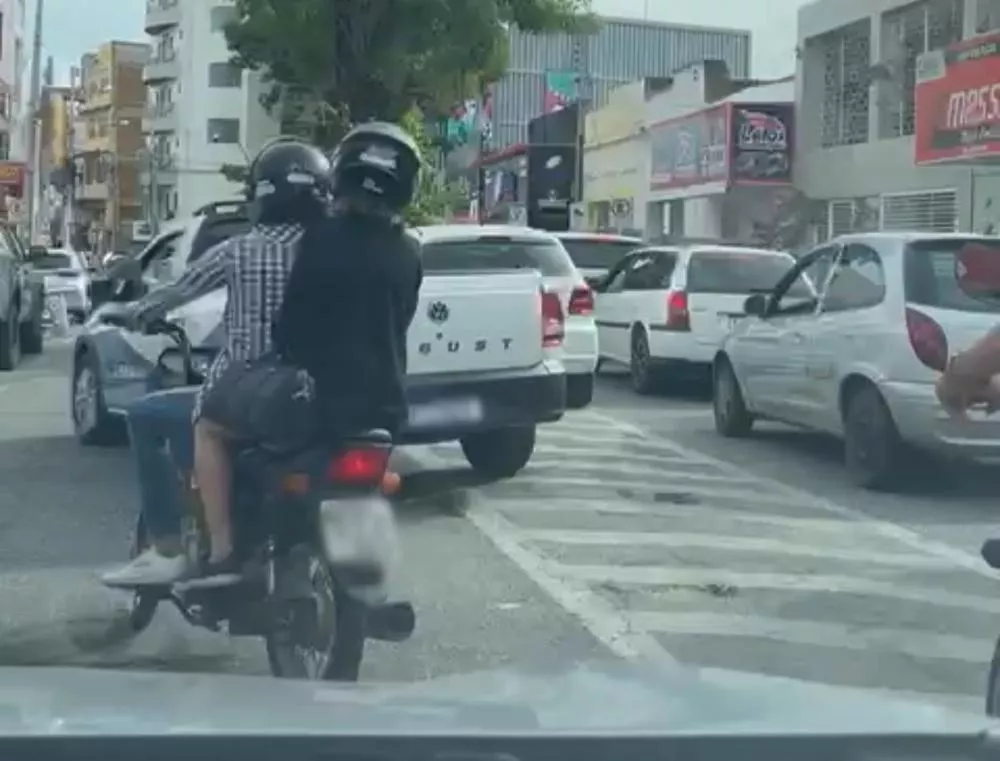 Trânsito fica lento no Centro de Patos durante esta sexta-feira (07) e engarrafamentos são registrados; veja vídeo 