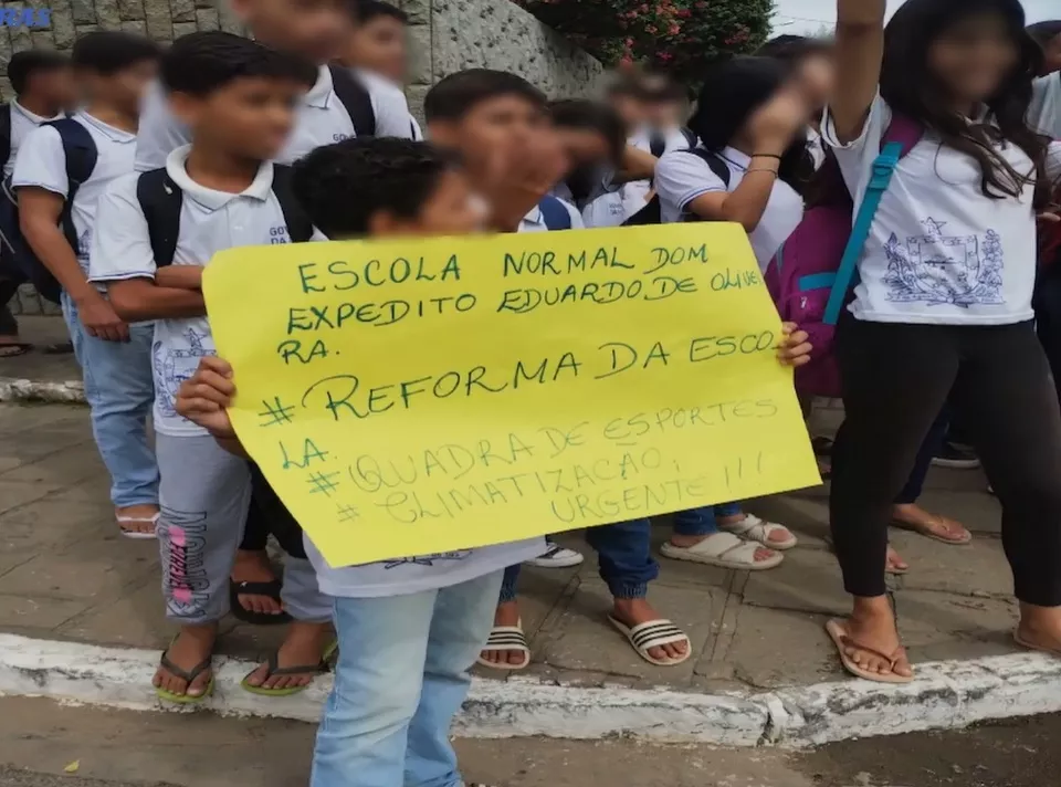 Estudantes e professores da Escola Normal de Patos realizam manifestação por melhorias na infraestrutura e climatização