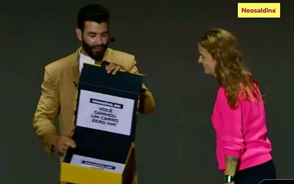 "Mil reais ou um presente misterioso?": Gusttavo Lima dá carro 0km a fã durante show no São João de Campina Grande