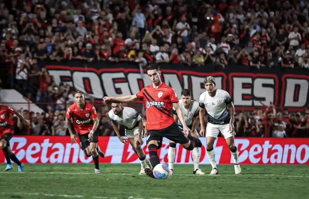 Corinthians abre 2 a 0 mesmo com um a menos, sofre empate do Atlético-GO no fim, mas deixa Z-4 do Brasileirão