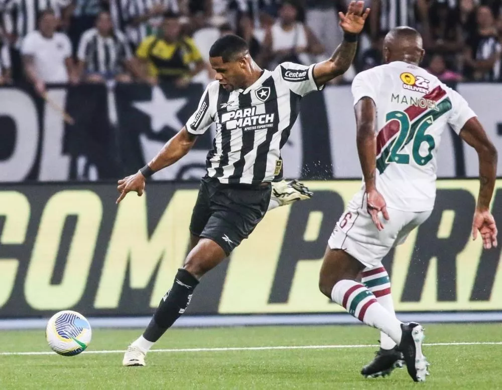 Botafogo vence Fluminense em noite de herói improvável e dorme na liderança do Brasileirão