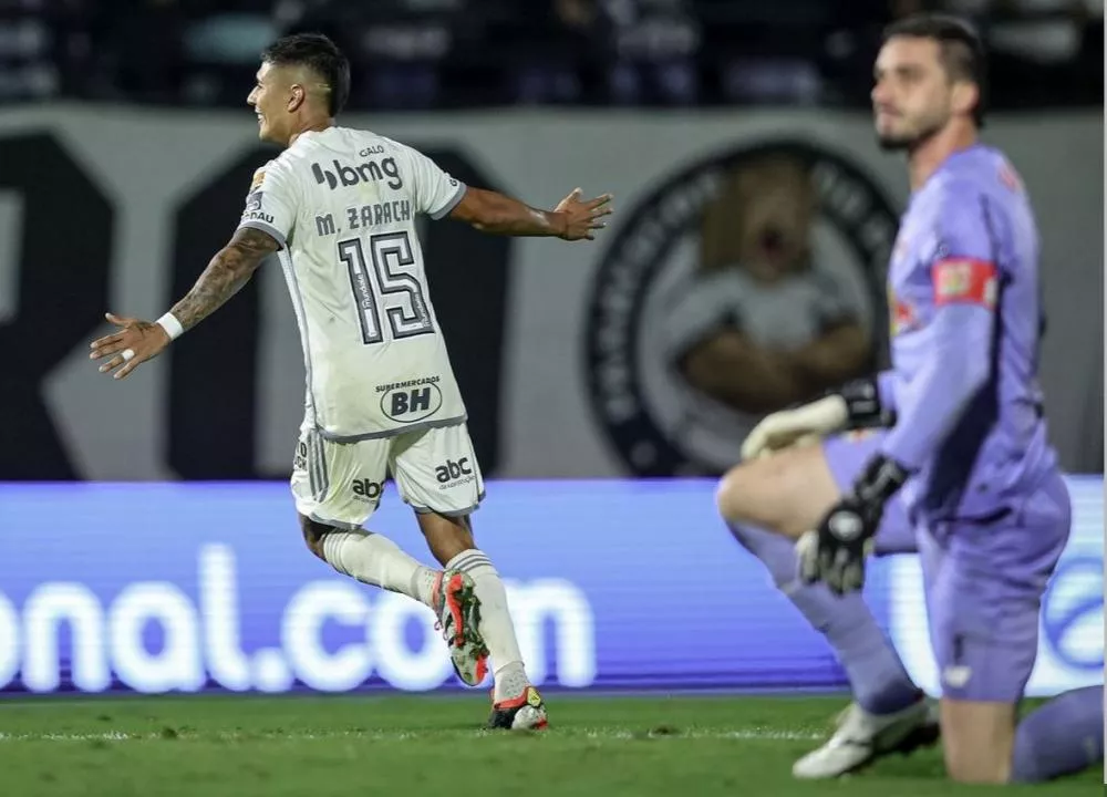 Bragantino tem 'apagão', Atlético-MG vence de virada e mantém invencibilidade no Brasileirão