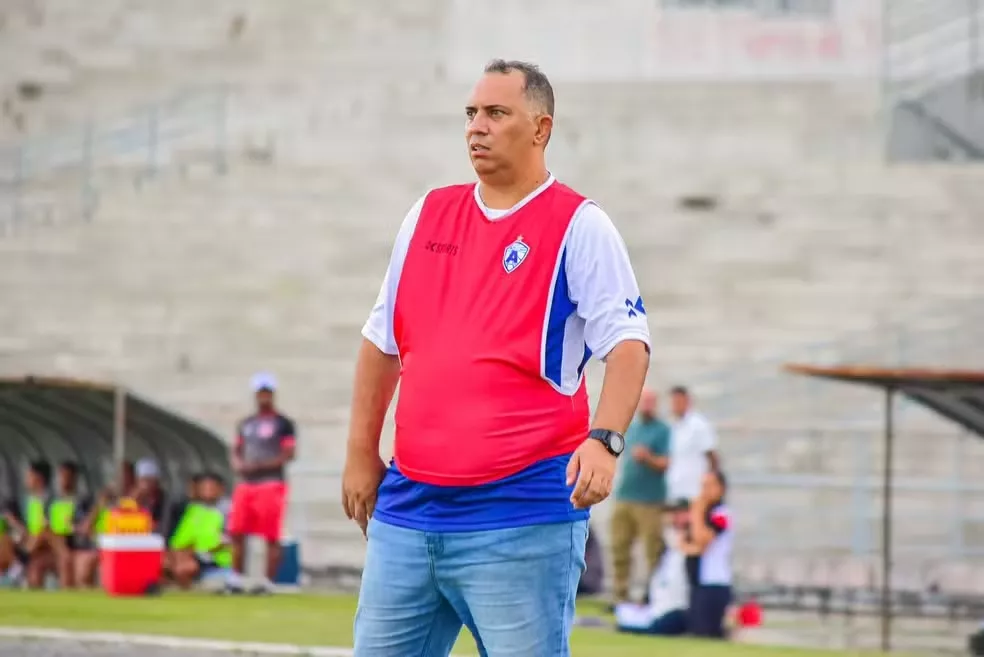 Ederson Araújo, comandando o Atlético-PB no Campeonato Paraibano 2024 — Foto: Estefinho Francelino