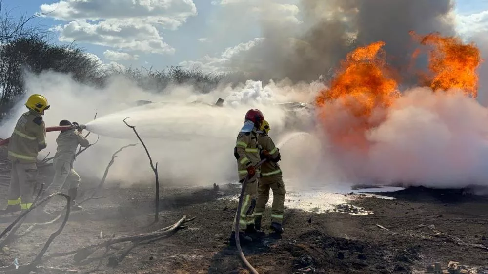 Comandante do Corpo de Bombeiros fala sobre trabalho de combate à incêndio em caminhão envolvido em acidente fatal na BR-230; veja vídeo