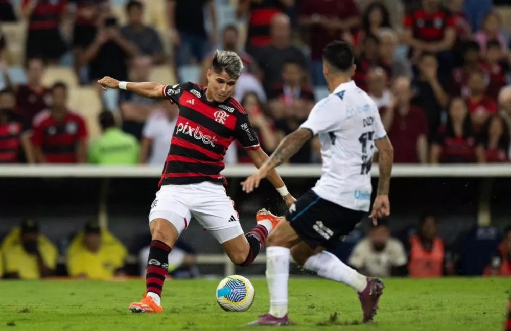 Com Neymar na torcida, Flamengo conta com noite iluminada de Luiz Araújo, bate Grêmio e volta à liderança do Brasileirão