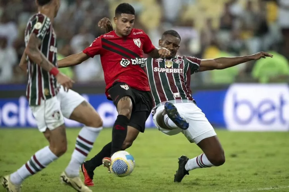 Fluminense perde para o Atlético-GO de virada, vai para o Z-4 e é chamado de 'time sem vergonha' pela torcida