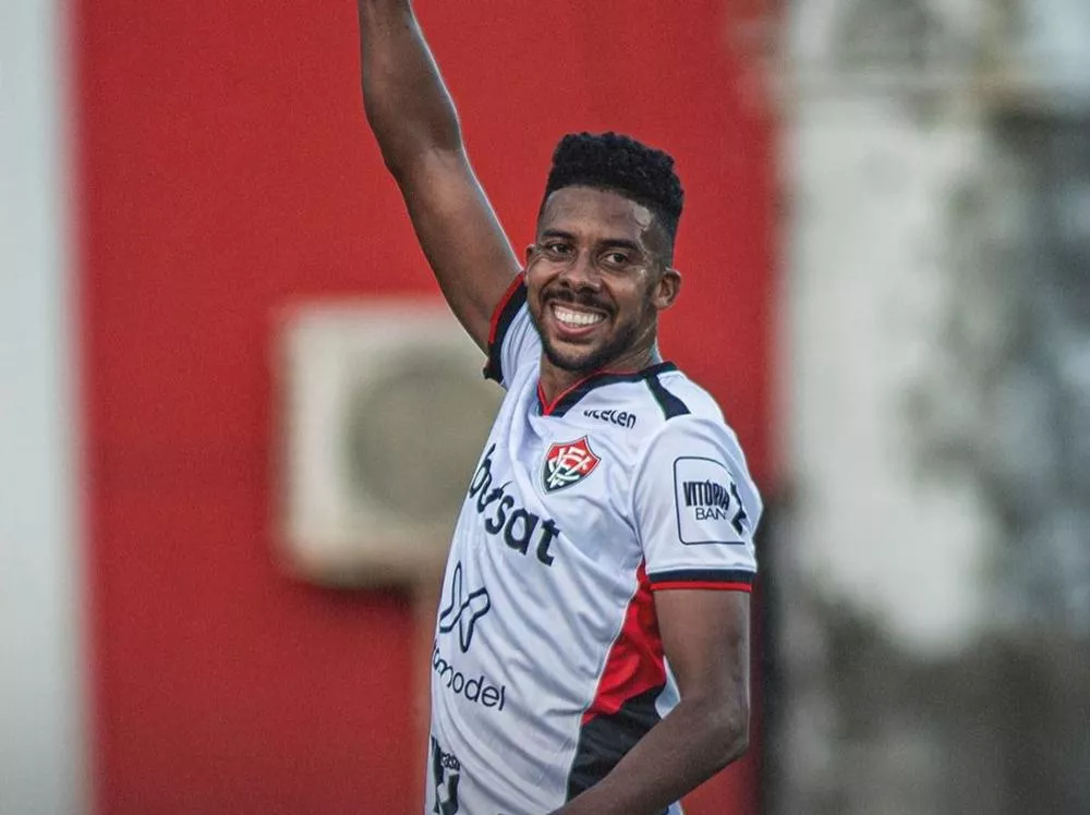 Vitória bate o Inter, vence a primeira no Brasileirão e deixa a lanterna da competição