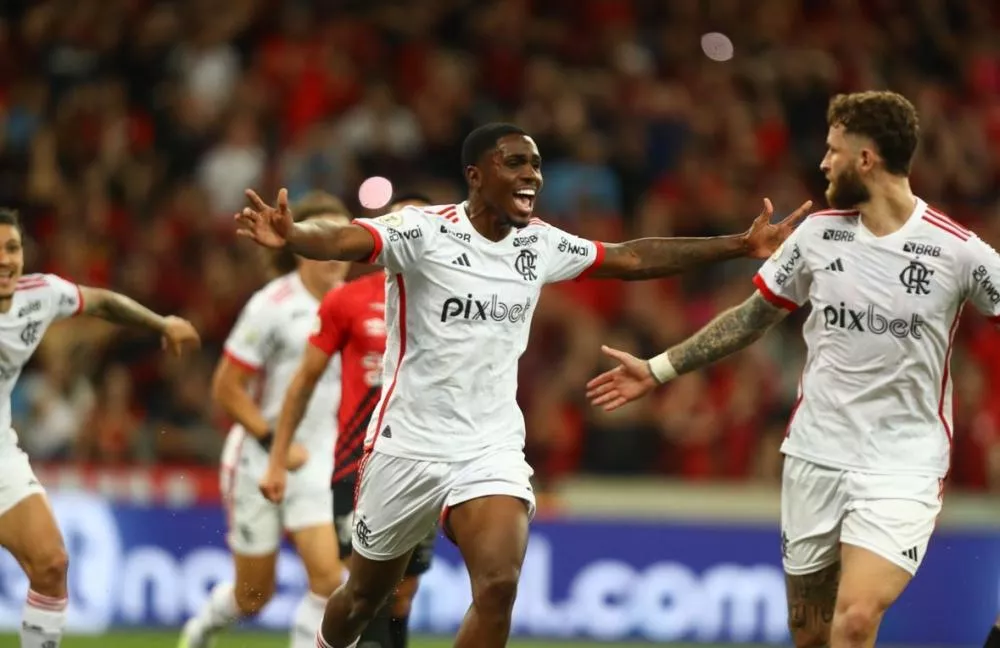 Joia faz no último lance, Flamengo empata contra o Athletico-PR e 'seca' rivais para se manter líder do Brasileirão