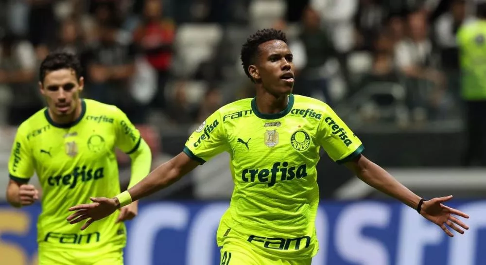 Palmeiras aproveita expulsão de Hulk, atropela Atlético-MG com golaço de Estêvão e derruba último invicto do Brasileirão