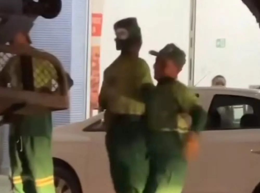 Garis entram no clima de São João e dançam forró durante coleta de lixo no Centro de Patos; veja vídeo