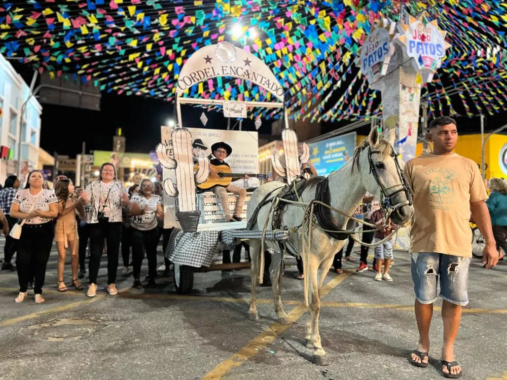 Passeio de Carroças leva multidão às ruas de Patos na véspera da abertura do melhor São João do Brasil