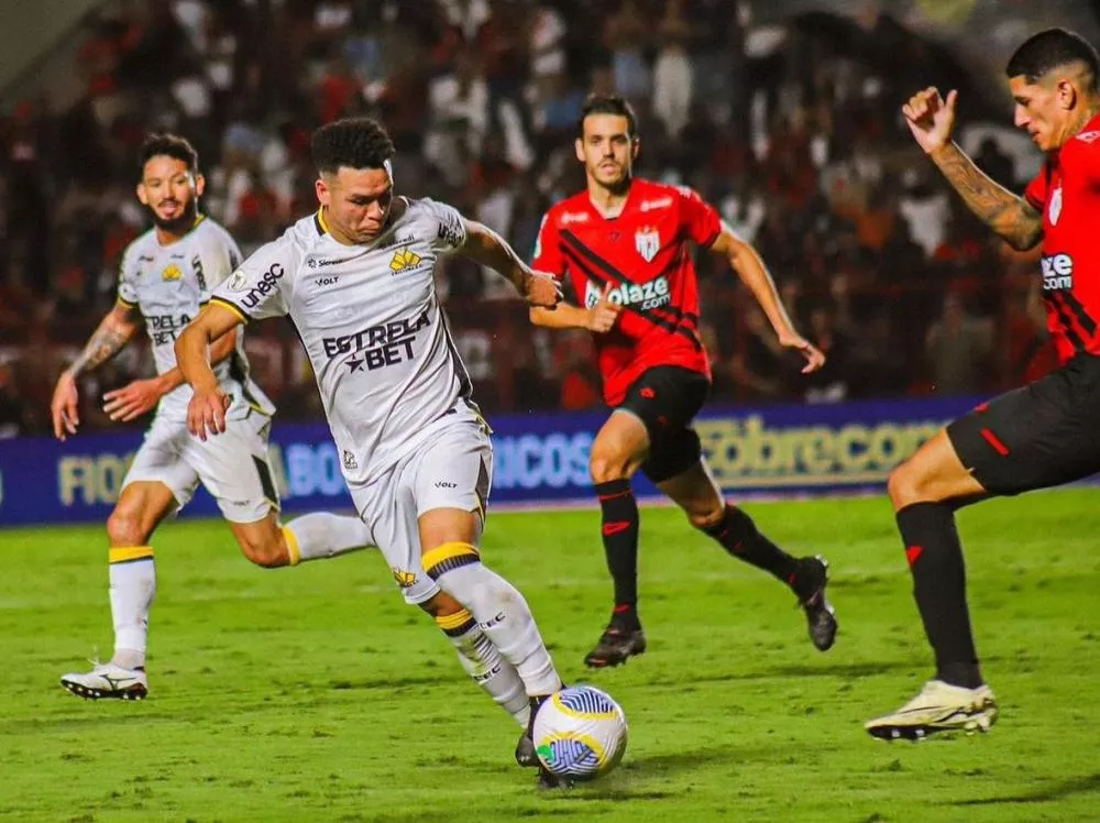 Atlético-GO tem goleiro expulso, coloca atacante na meta, e Trauco vira para o Criciúma com pintura de falta