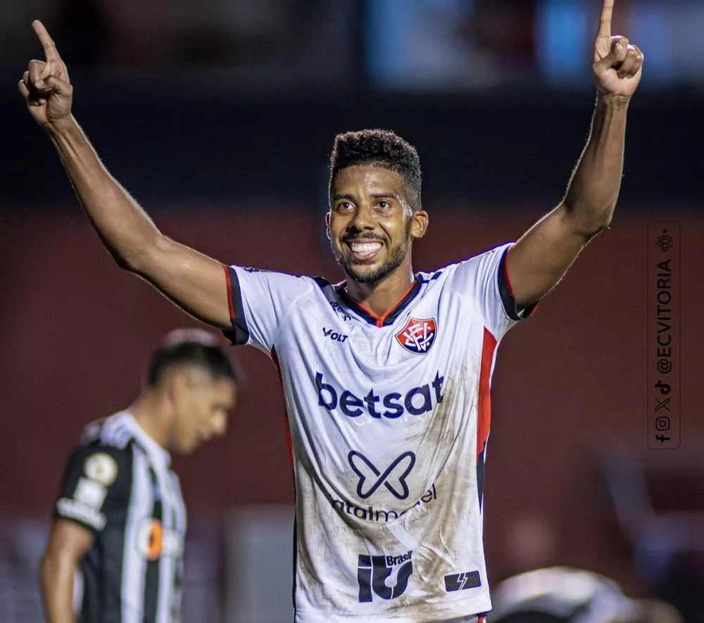 Vitória bate o Atlético-MG, deixa zona de rebaixamento e coloca o Vasco no Z-4 do Brasileirão