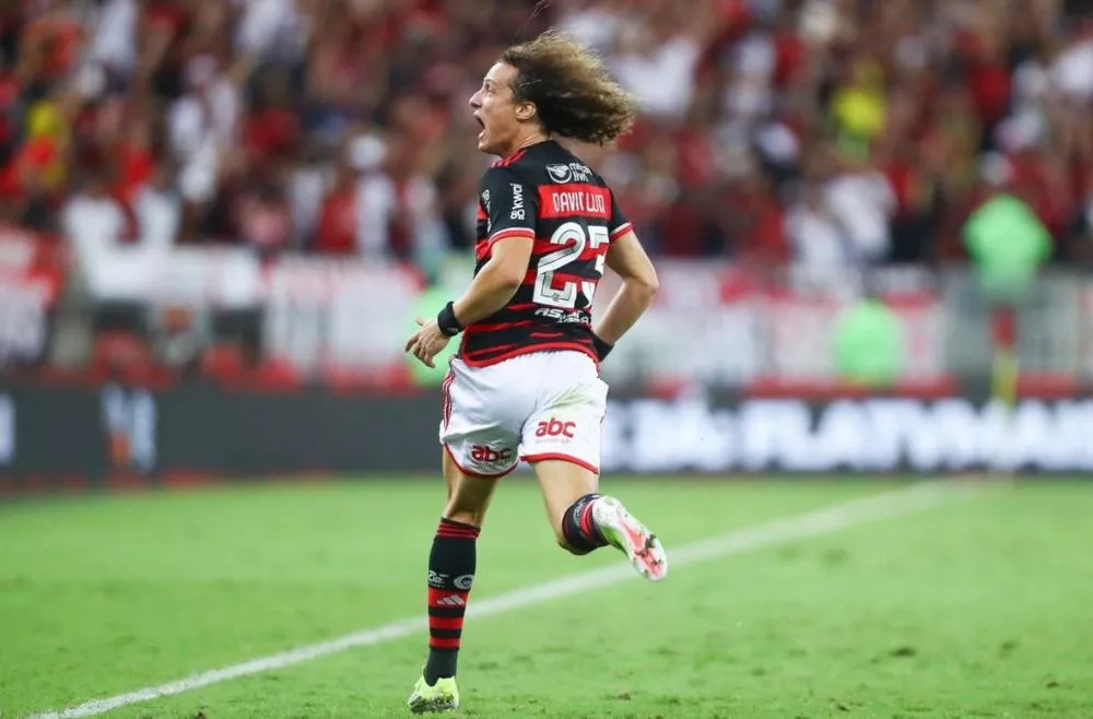 Flamengo conta com gol de David Luiz nos acréscimos, vence Bahia no Maracanã e assume liderança do Brasileirão