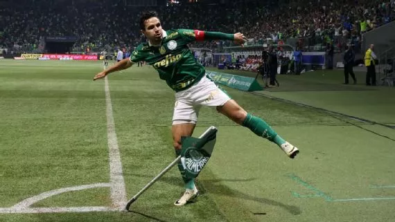 Dudu não sai do banco, Palmeiras vence Red Bull Bragantino com direito a 'susto' e entra no G-4 do Brasileirão
