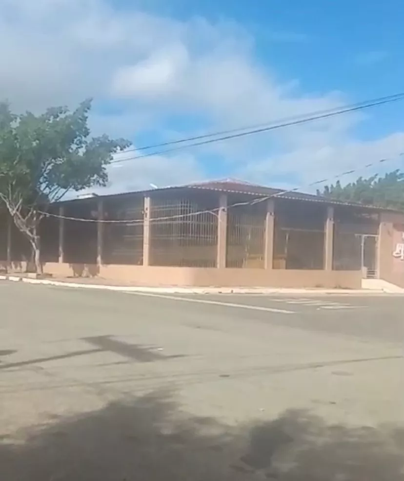 Moradora do Bairro Brasília denuncia fio baixo levando perigo à população 