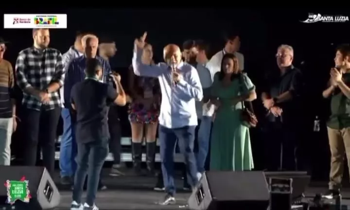 Esbravejou: Prefeito de Santa Luzia se irrita com falhas em microfone durante discurso na abertura do São João; vídeo
