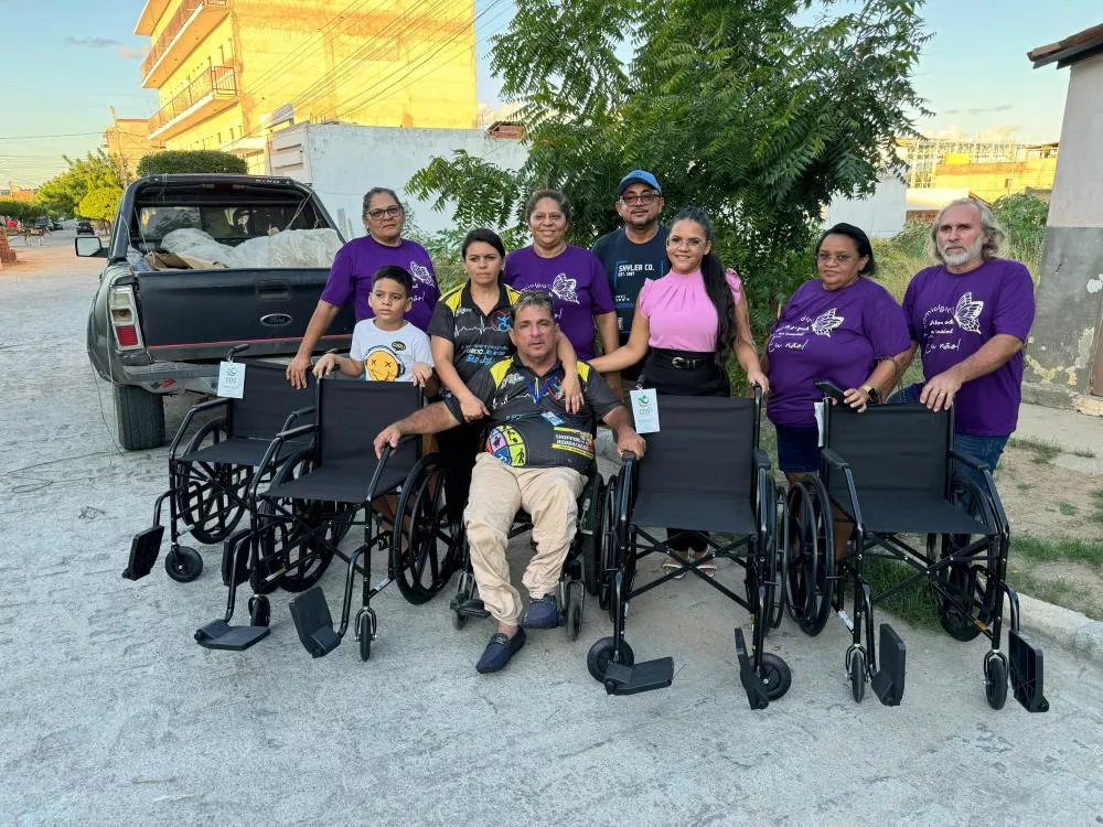 Projeto "Camarote Especial 0800" realiza doações de cadeiras de rodas em parceria com a Secretaria de Saúde de Patos e empresários locais