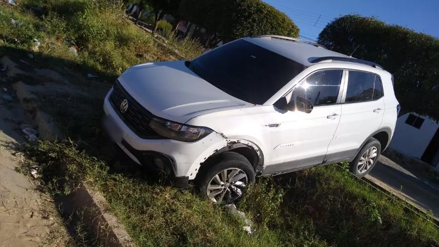 Veículo abandonado intriga moradores do Bairro Novo Horizonte, em Patos