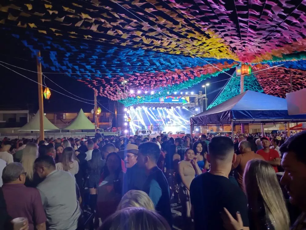 Festividades Juninas de Olho D'água reúne grande público em praça pública na abertura oficial do evento