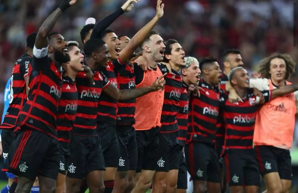 Pedro marca, Flamengo vence o Fluminense, mantém liderança do Brasileirão e afunda rival na lanterna