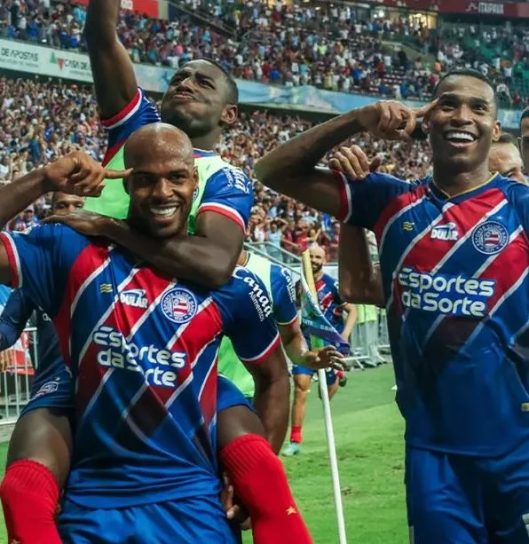 Bahia aproveita expulsão, goleia Cruzeiro de virada e volta ao G-4