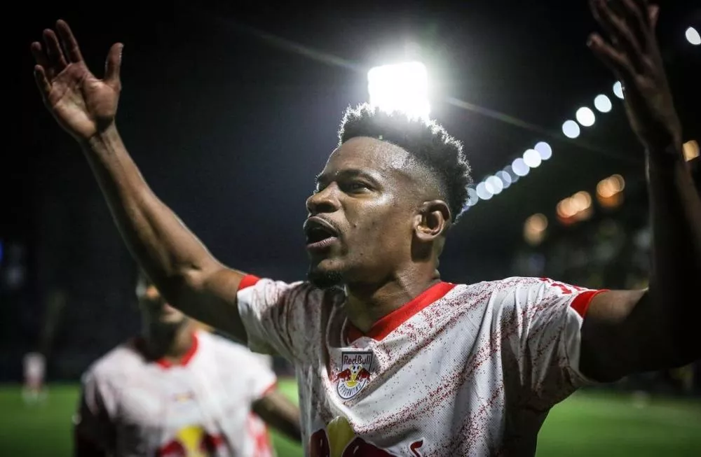 Red Bull Bragantino vira para cima do Vitória, entra no G-6 do Brasileirão e 'devolve' time baiano ao Z-4