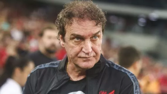 Athletico-PR comunica saída de Cuca após pedido do treinador