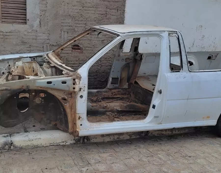 Morador de Santa Gertrudes relata preocupação com carro abandonado interdita passagem de pedestres e cobra providências