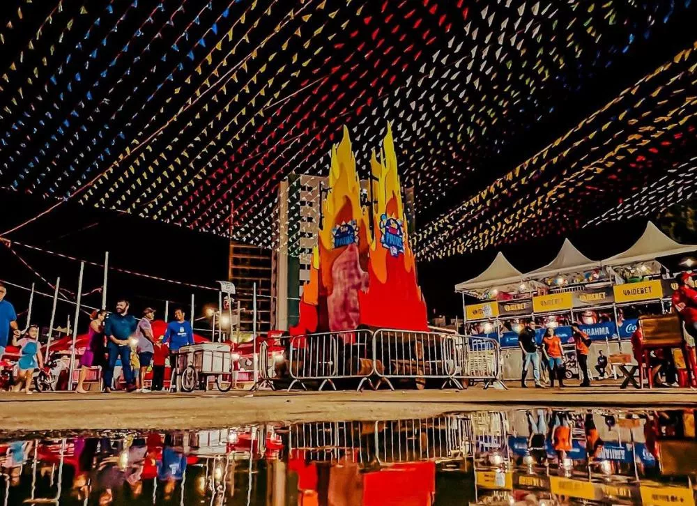 Vendedores fazem avaliação das vendas no Terreiro do Forró durante o São João de Patos 2024