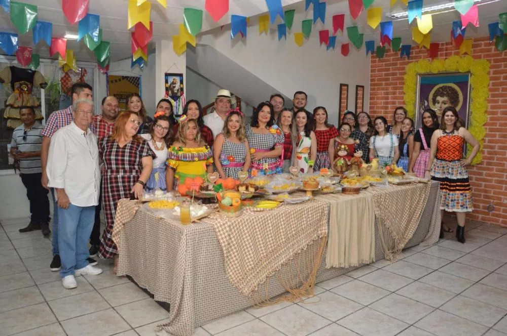 Café Junino de Clair Leitão celebra 40 anos de trajetória na contabilidade com homenagens e animação