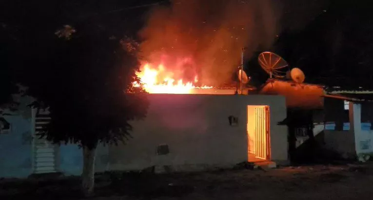 Homem é preso após agredir ex-mulher e incendiar casa da vítima, na Paraíba