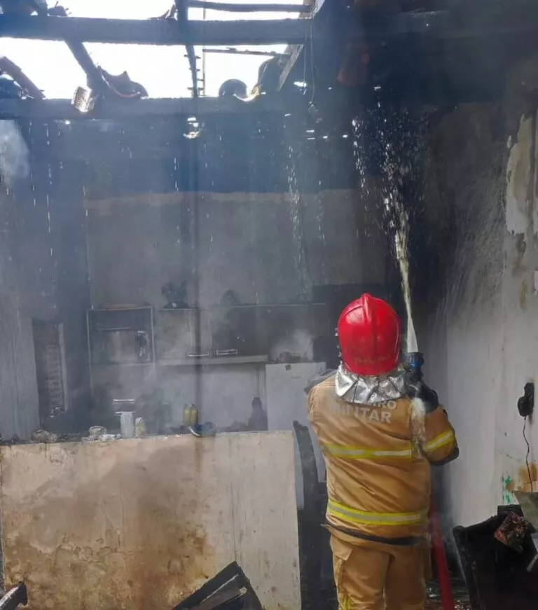 Avô salva neto durante incêndio em residência onde criança dormia, na Paraíba