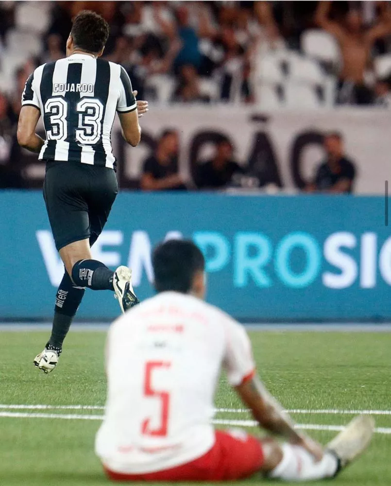 Botafogo vira para cima do Bragantino com 'dobradinha Eduardo-Tiquinho' e segue na briga pelo topo do Brasileirão