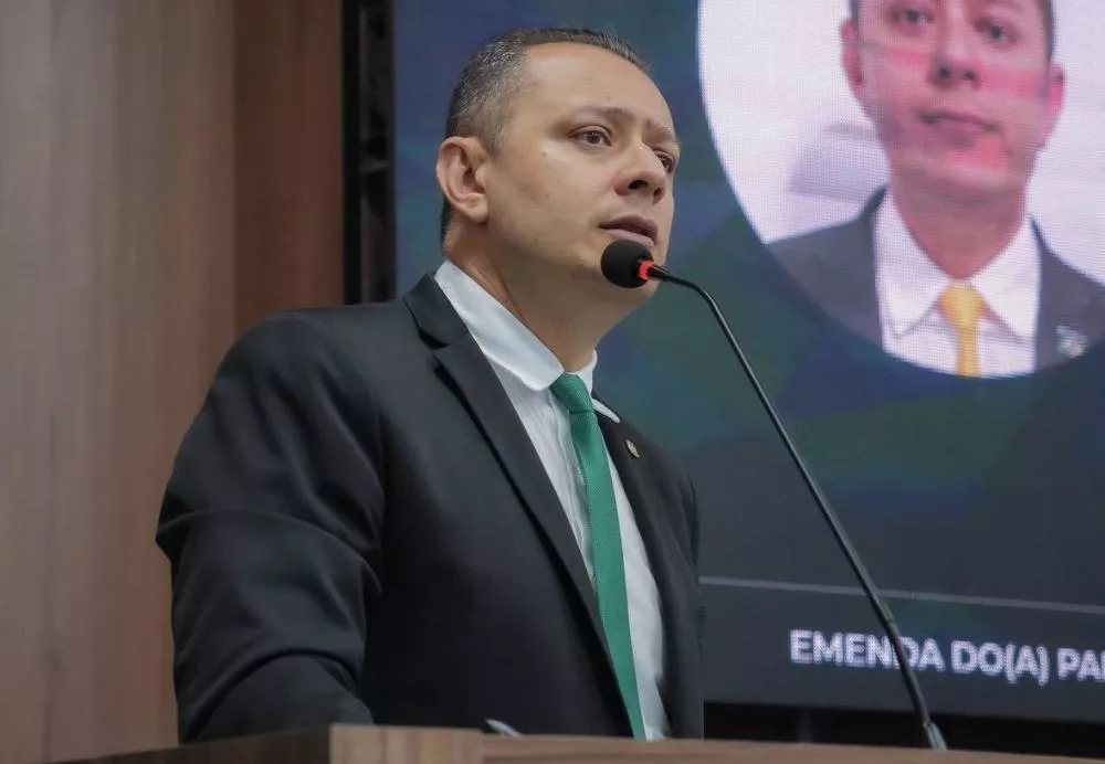 Vereador Josmá Oliveira é acusado de pedir o fim de dois programas sociais em Patos; ele se pronuncia e afirma que estão tentando confundir a população e que acionará os responsáveis na justiça. Ouça