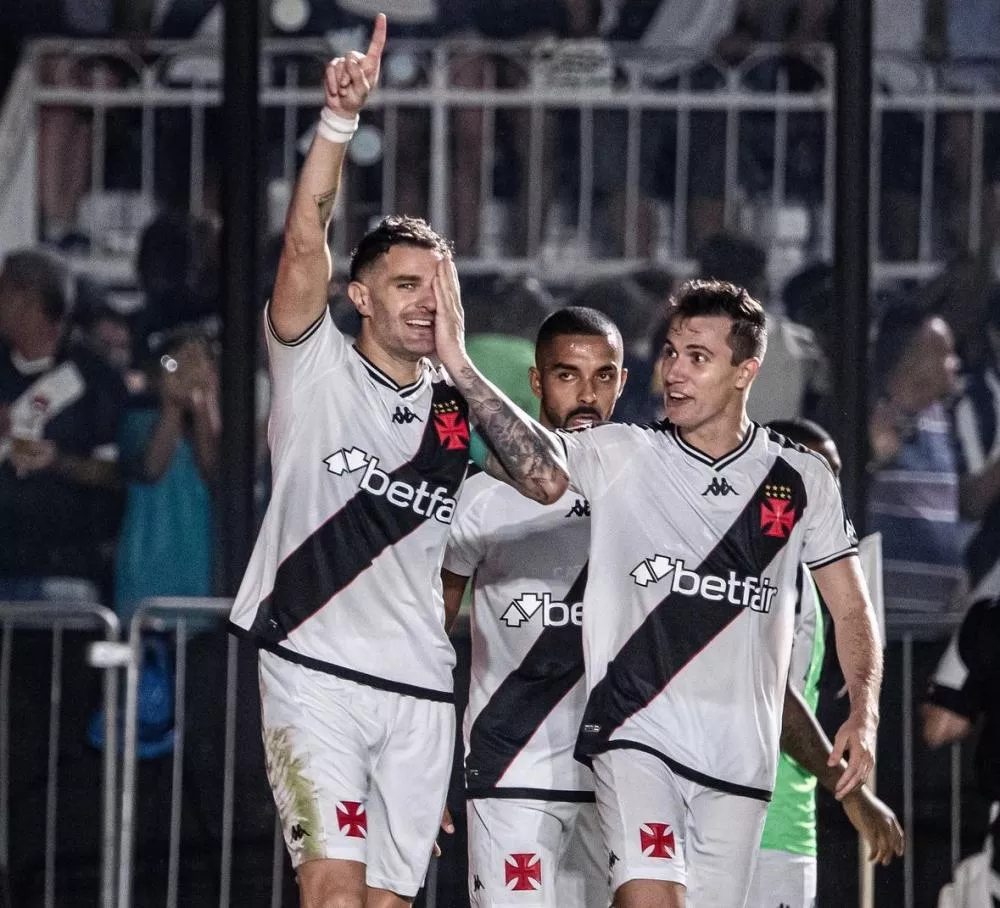 Em 'dia de fúria' de Payet, Vasco busca empate e impede Botafogo de dormir líder isolado do Brasileirão