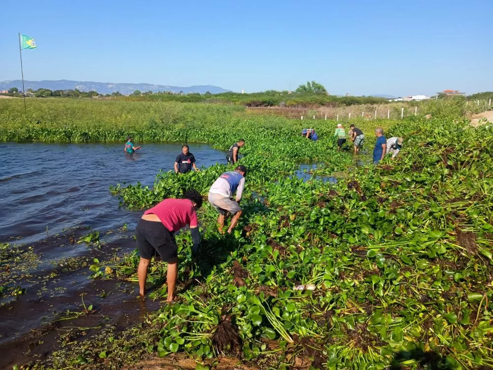 Grupo Impacto e Colônia de Pescadores realizam limpeza do Açude do Jatobá em preparação para a Procissão das Águas