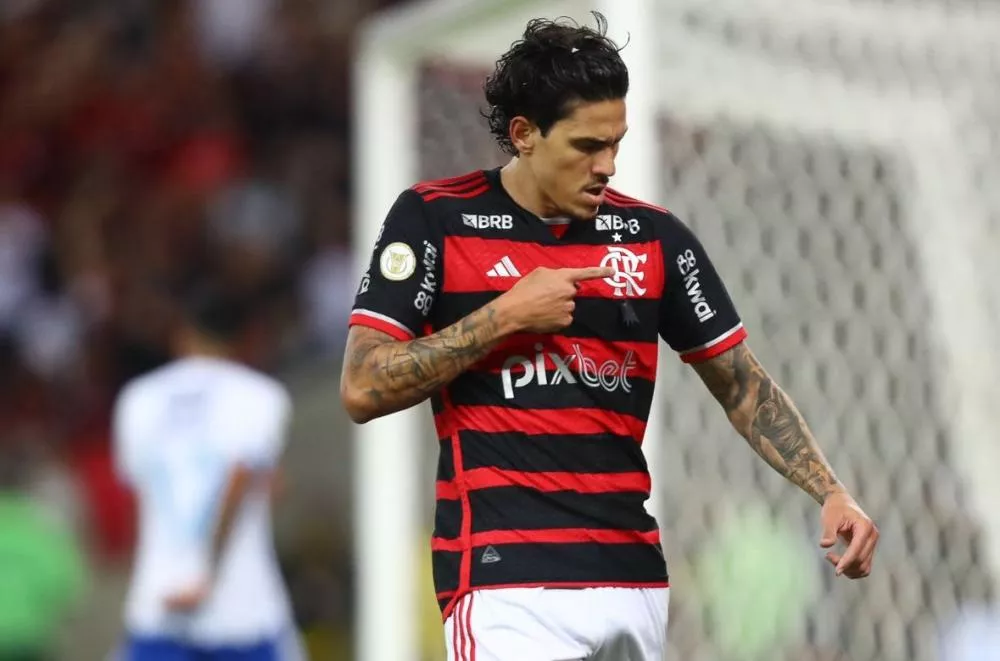 Com 'Lei do Ex' de Fabrício Bruno, Flamengo vence Cruzeiro e se isola na liderança do Brasileirão