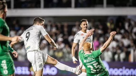 Willian Bigode 'salva' nos acréscimos, Santos vence a Chapecoense e volta ao G-4 da Série B