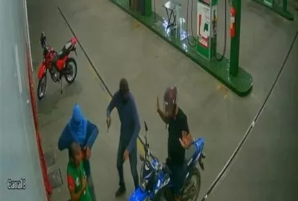 Homens armados assaltam posto de combustível na noite desta terça (02) em Coremas; veja vídeo 