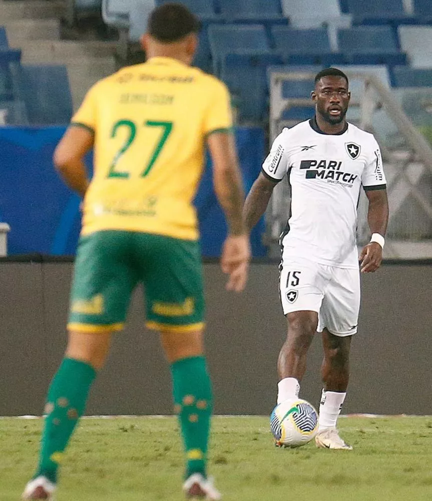 Botafogo vence Cuiabá, deixa o Palmeiras para trás e dorme na vice-liderança do Brasileirão