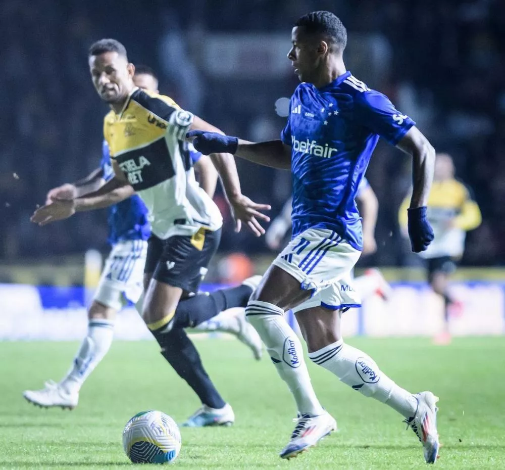 Bolasie marca, e Criciúma vence o Cruzeiro, que se afasta do G-4 do Brasileirão