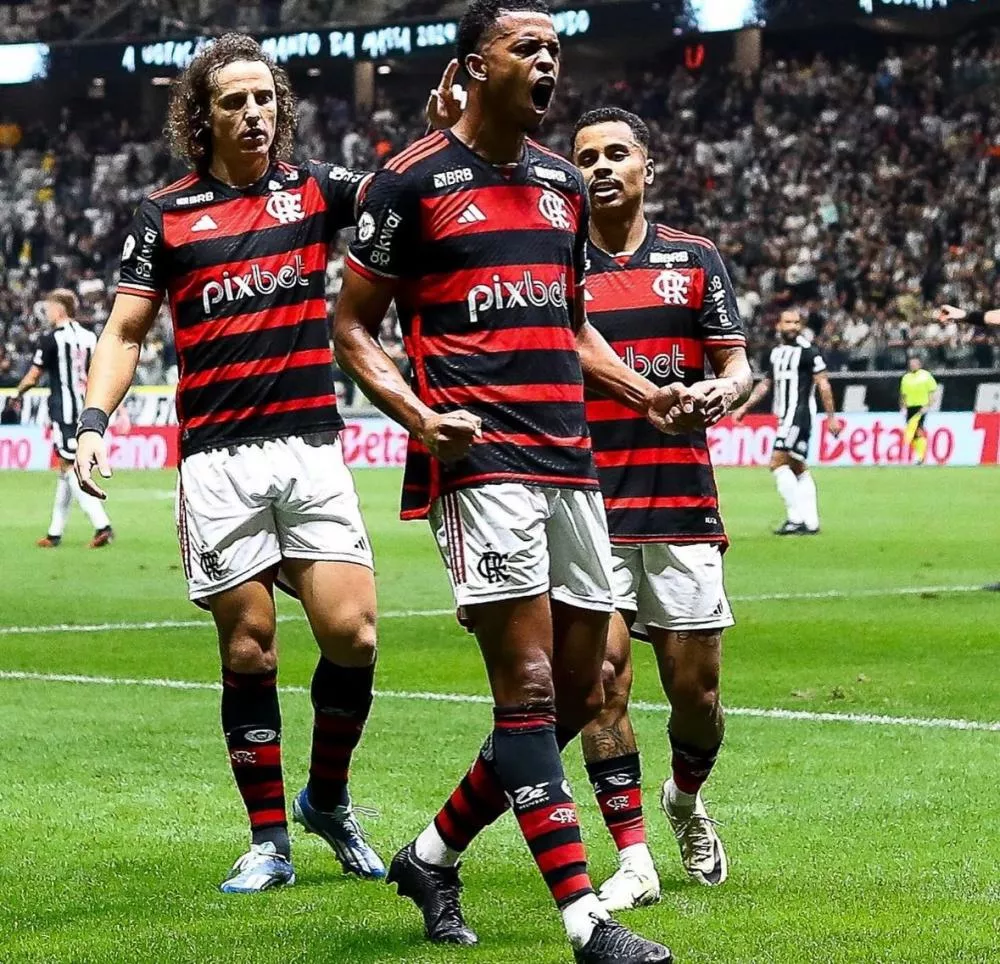 Flamengo não toma conhecimento do Atlético-MG, vence e pode disparar na liderança do Brasileirão