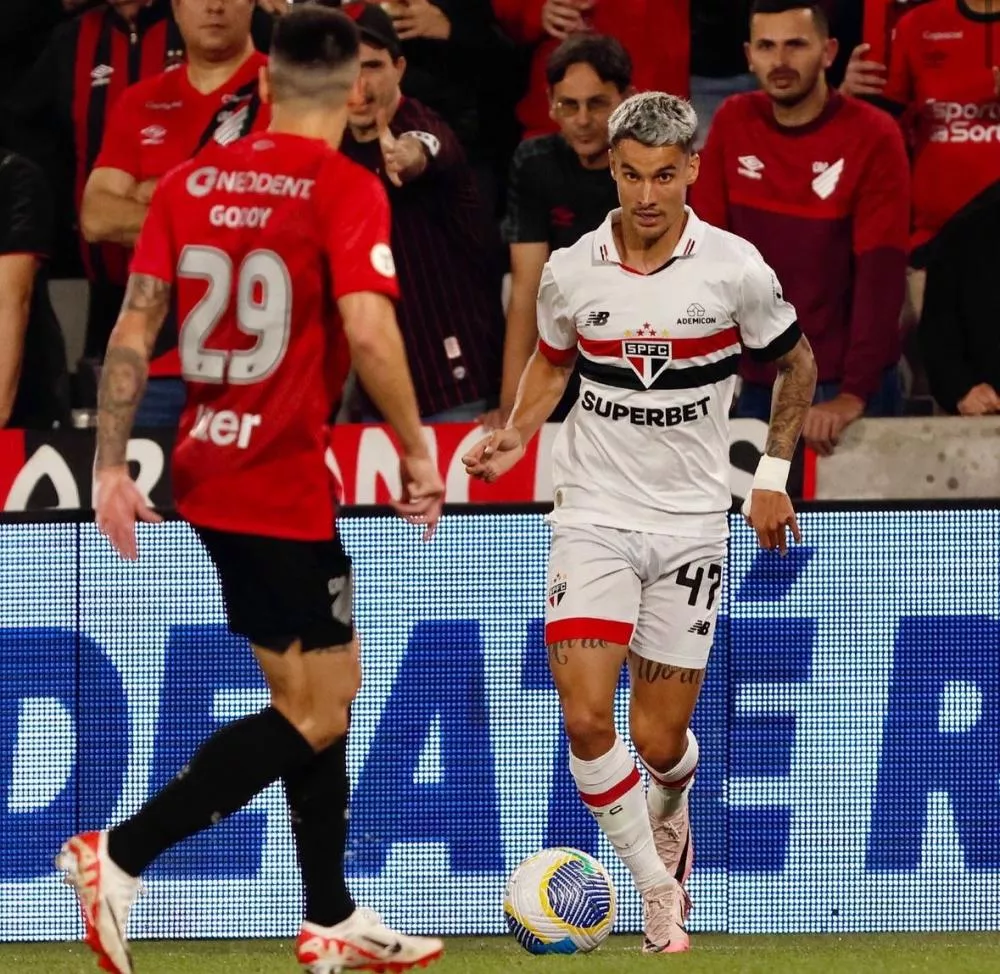São Paulo supera Athletico-PR em Curitiba, emenda terceira vitória seguida e dorme no G-4 do Brasileirão