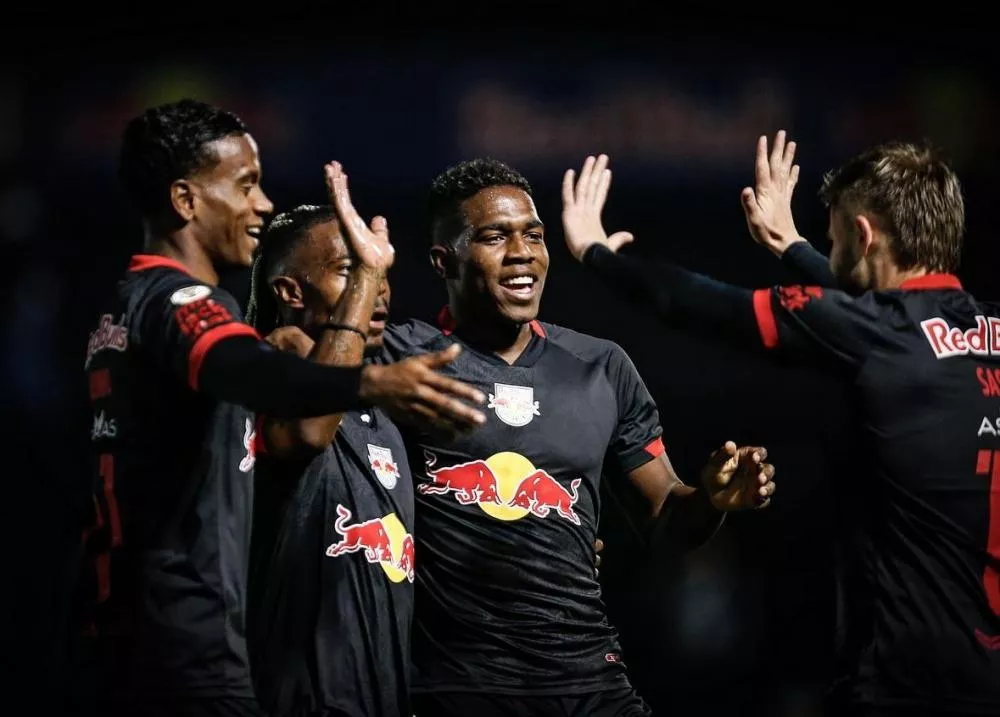 Bragantino aproveita primeiro tempo elétrico e supera Atlético Goianiense