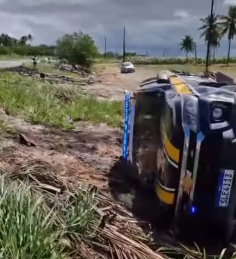 Motorista do SAMU é atropelado em acidente envolvendo dois carros, ambulância e viatura da PRF, na divisa entre PB e RN