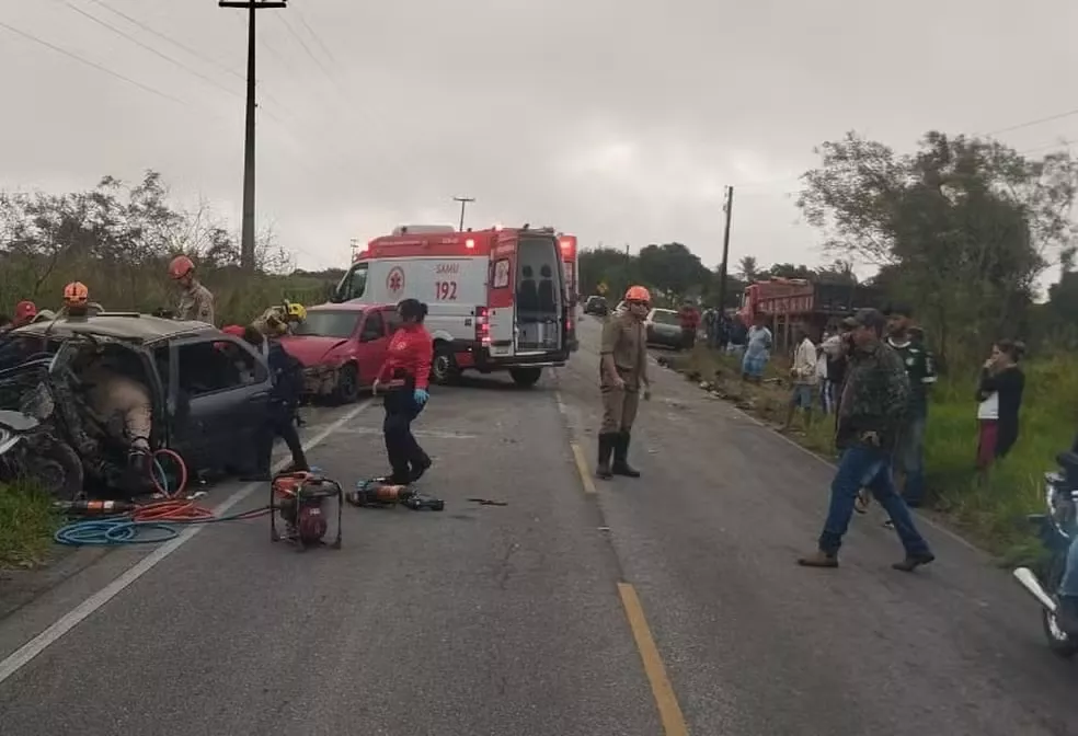 Mulher de 21 anos segue internada em estado grave após acidente na Paraíba que deixou uma pessoa morta e 10 feridas