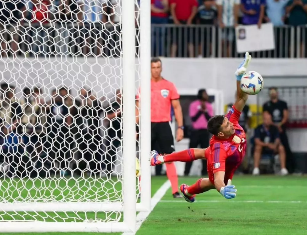 Dibu Martínez 'livra' cara de Messi após cavadinha errada, Argentina vence Equador nos pênaltis e vai à semi da Copa América