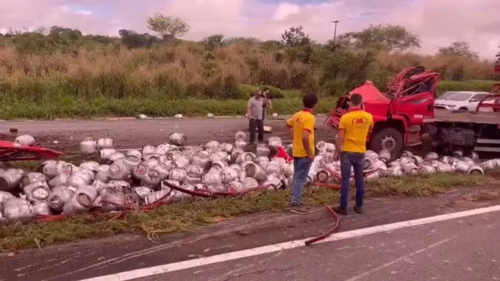 Caminhão com botijões de gás de cozinha tomba na BR-230, na Paraíba