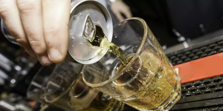 Energético com álcool prejudica o cérebro a longo prazo, aponta estudo
